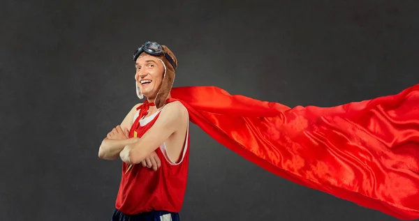スーパー ヒーローの衣装で薄い、面白い男 — ストック写真