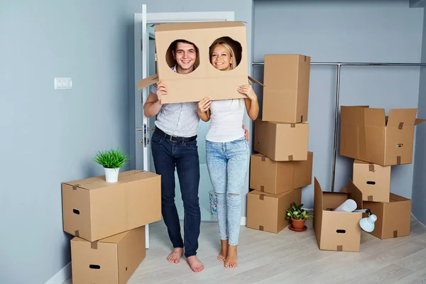 Feliz pareja alegre en un nuevo apartamento para una parte de inauguración de la casa —  Fotos de Stock