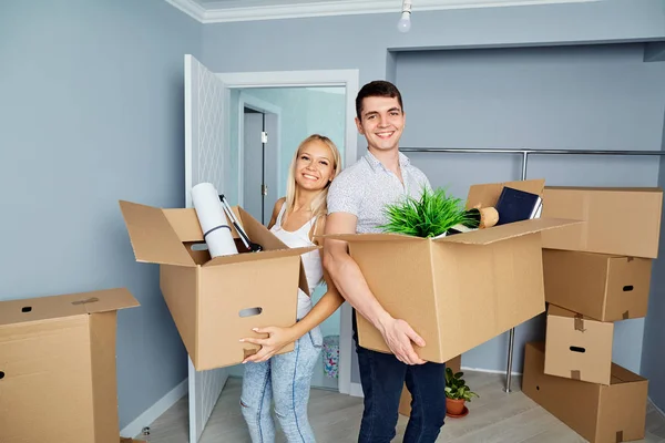 Щаслива пара в новій квартирі для утеплення будинку — стокове фото