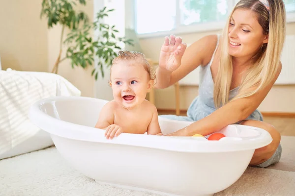 Ребенок купается в ванной с матерью — стоковое фото