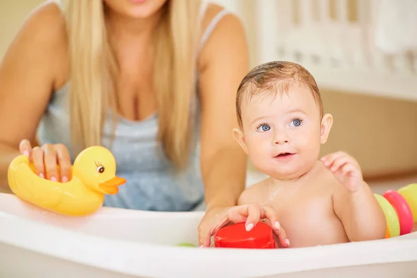 Bébé se baignant dans la salle de bain avec sa mère — Photo