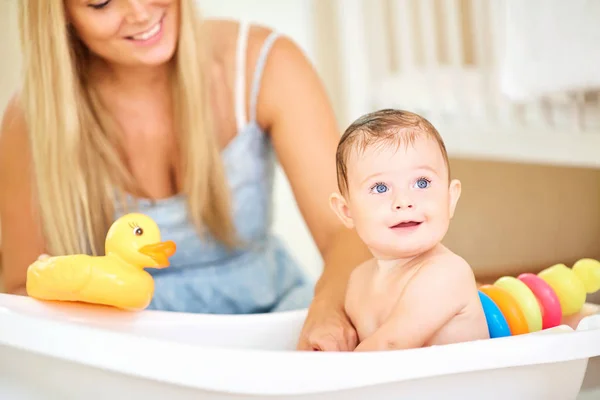 Ребенок купается в ванной с матерью — стоковое фото