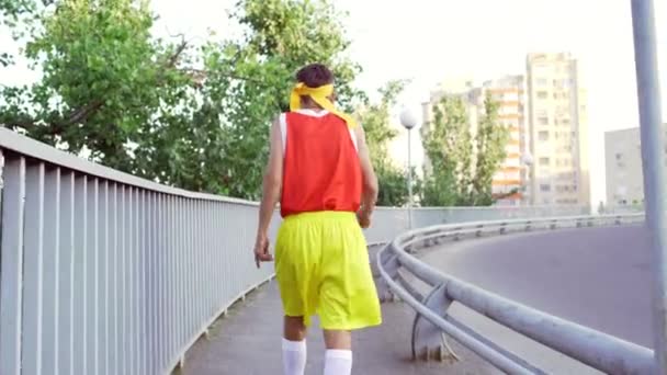 Rolig tunn kille freak i sport kläder promenader innan jogging — Stockvideo