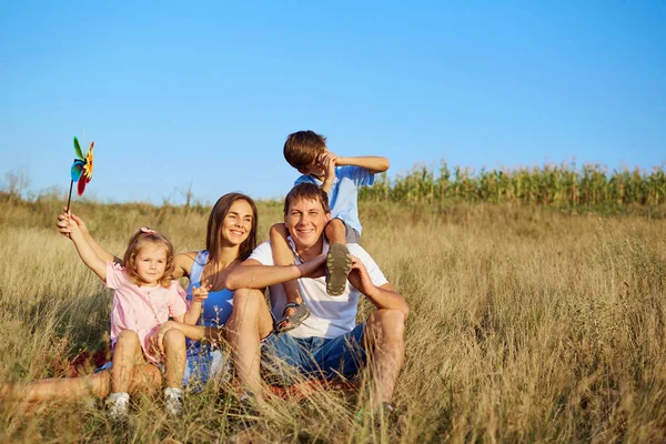 Happy family in nature. — Stock Photo, Image