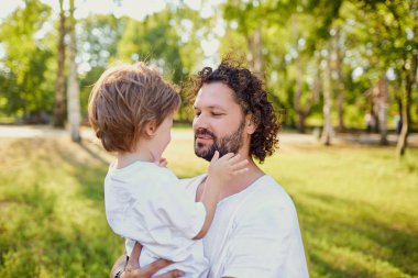 Baba parkta oğluyla oynuyor.. 