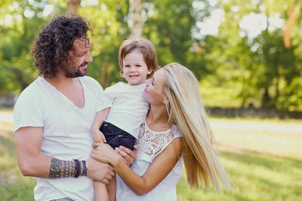 Glückliche Familie im Park. — Stockfoto