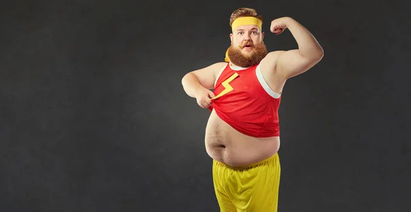 Un om gras amuzant cu o burtă mare arată mușchii de pe braț . — Fotografie, imagine de stoc