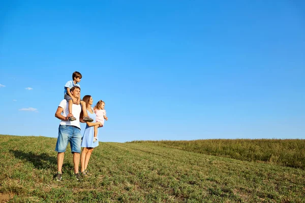 Lycklig familj i naturen. — Stockfoto