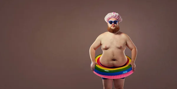 Divertido hombre barbudo gordo en traje de baño . — Foto de Stock