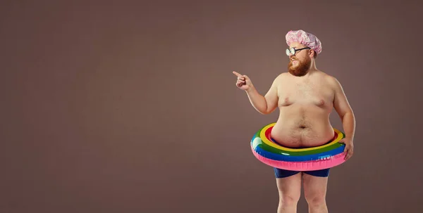 Divertido hombre barbudo gordo en traje de baño . — Foto de Stock