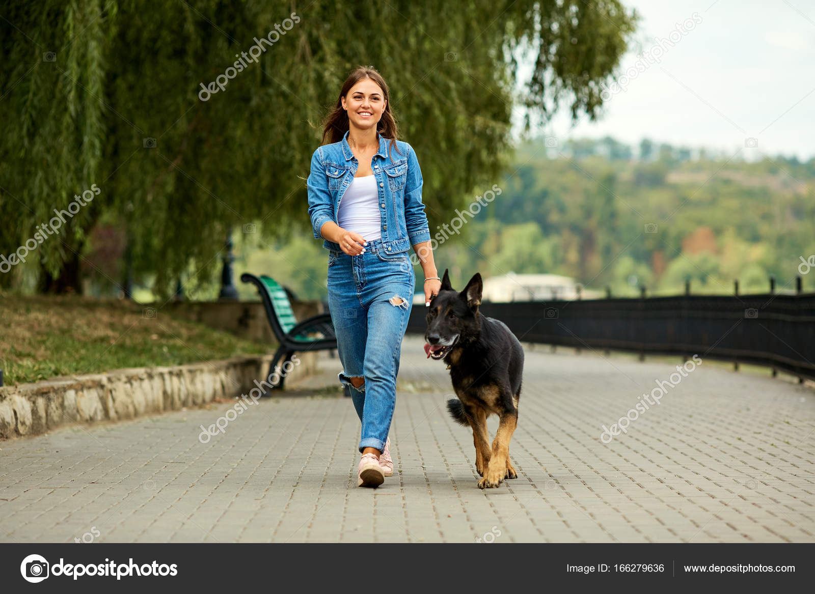 немку в парке. три девочки на скамейке. мужчина и женщина на скамейке. немку в парке. пара в парке на скамейке арт.