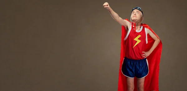 Смішний веселий чоловік в супергеройському костюмі в спортивному одязі — стокове фото