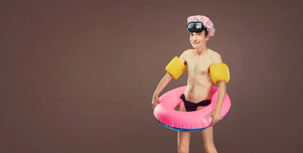 Hombre delgado alegre divertido en un traje de baño con un cir inflable —  Fotos de Stock