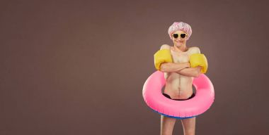 Komik neşeli ince adam şişme bir CIR ile bir mayo içinde