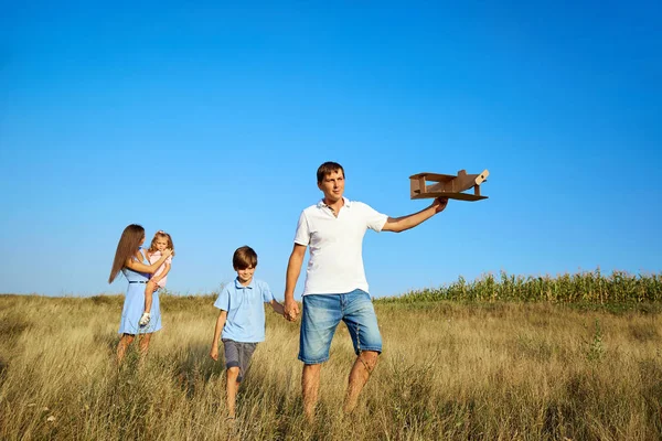 Familia feliz camina por la naturaleza . — Foto de Stock