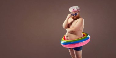 Komik şişman sakallı adam bir mayo.