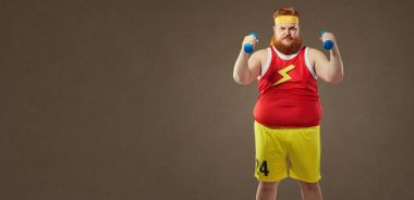 Spor giyim küçük dumbbells ile kalın komik adam