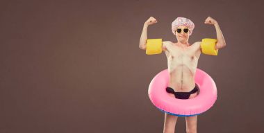 Komik neşeli ince adam şişme bir CIR ile bir mayo içinde