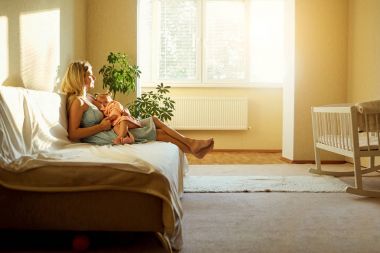 Anne bebeğini anne sütü ile besleniyor..