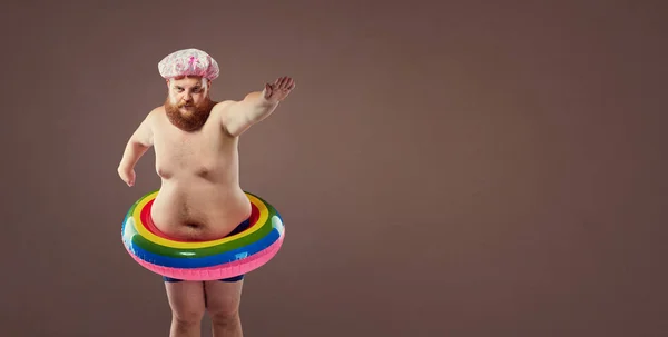 재미 있는 뚱뚱한 수염된 남자 수영복. — 스톡 사진