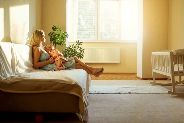 Anne bebeğini anne sütü ile besleniyor..