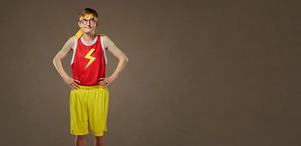 Un chico delgado y divertido con ropa deportiva y gafas . —  Fotos de Stock