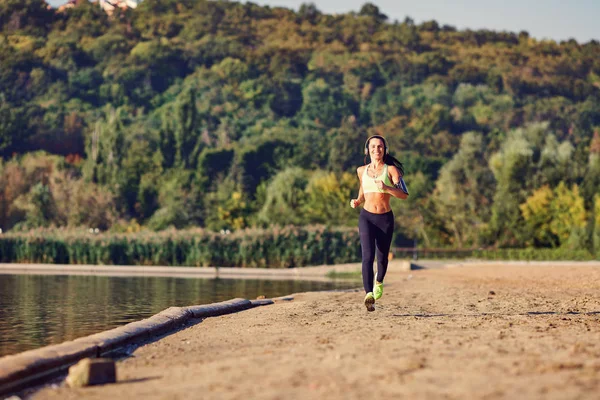 Ein Mädchen joggt im Park. — Stockfoto