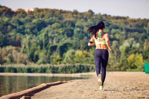 Bir kız parkta koşu.