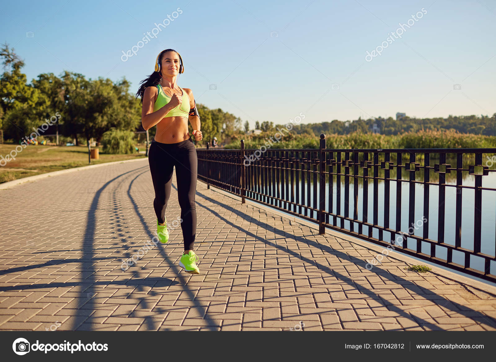 Женщина бегает. Виниловая пластинка tom misch. Run through mind. Run through the rain art. Тета хилинг фото.