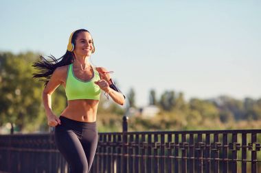 Parkın içinden spor kız Kulaklığımda çalışır.