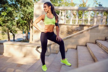 Bir spor kız merdivende duruyor.