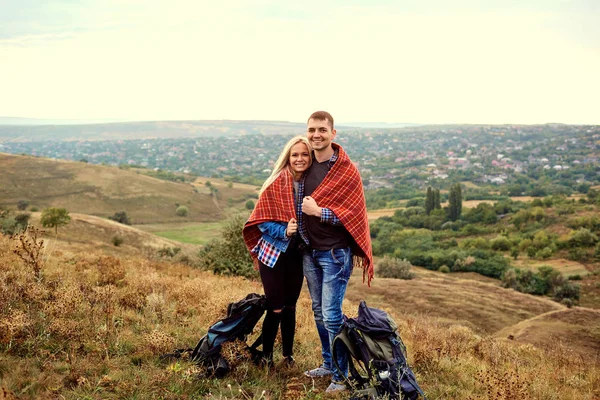 Mladý pár turistů se vyhřívaly pod blanke — Stock fotografie