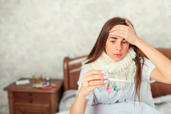 Beteg lány az ágyon egy hőmérővel. Vírus. Influenza. — Stock Fotó