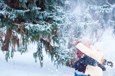 Genç çift üstünde kar kış Park sarılma.