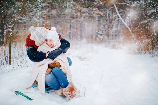 Młoda para przytulanie na śniegu w zimie park — Zdjęcie stockowe