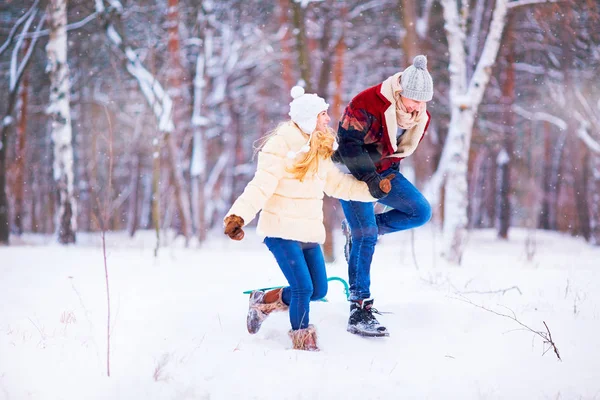 Młoda para jest uruchomiony zabawy na śniegu w winter park. — Zdjęcie stockowe