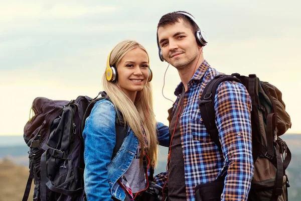 自然にヘッドフォンで観光客の幸せカップル — ストック写真