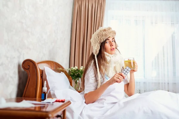 Wanita muda yang sakit di tempat tidur di kamar — Stok Foto