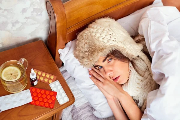 Beteg fiatal nő az ágyra a szobában — Stock Fotó
