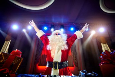 Komik Noel Baba Dj hafif müzik demeti karışımları.