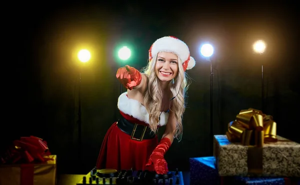 クリスマスにサンタの帽子で dj の女の子. — ストック写真