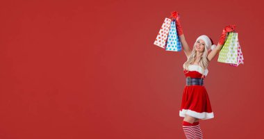 Bir kız Noel Baba kostüm elinde hediye paketleri ile.