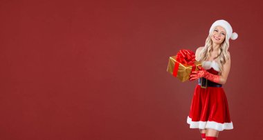 Noel Baba kostüm kızla bir hediye kutusunda üzerinde kırmızı bir Christma eller