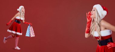 Noel Baba kostüm çığlıklar üzerinde kırmızı bir Noel backgro bir kız