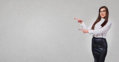 Metin üzerinde gri adam için yer işaret gülümseyen iş adamı