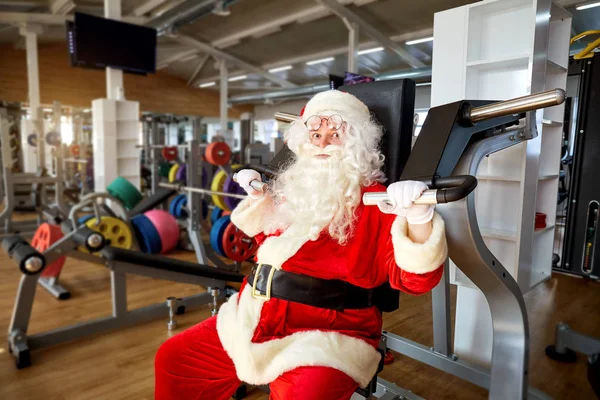 Papai Noel no ginásio fazendo os exercícios — Fotografia de Stock