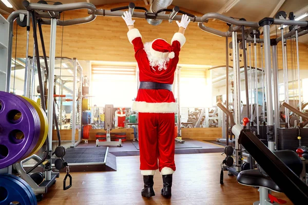 Papai Noel no ginásio fazendo os exercícios — Fotografia de Stock