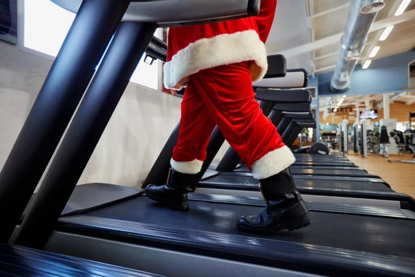 Santa Claus na siłowni, ćwiczenia — Zdjęcie stockowe