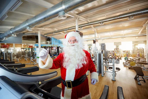 Papai Noel no ginásio fazendo exercícios — Fotografia de Stock