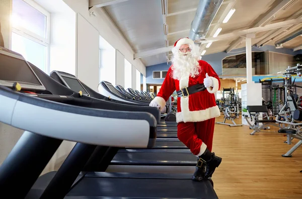 Papai Noel no ginásio fazendo exercícios — Fotografia de Stock